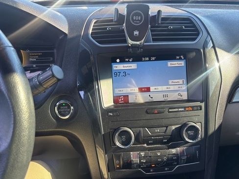 Used 2018 Ford Explorer XLT w/ Equipment Group 202A image 27