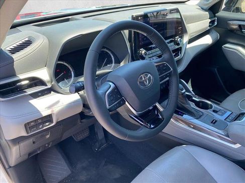 Used 2021 Toyota Highlander Platinum FWD image 13