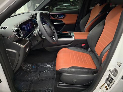 Used 2025 Mercedes-Benz GLC 300 4MATIC w/ AMG Line image 17