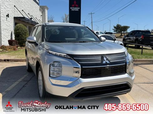 New 2026 Mitsubishi Outlander ES image 1