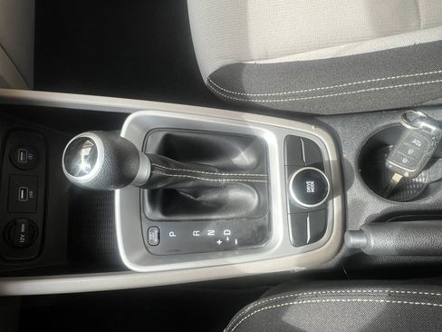 Used 2020 Hyundai Venue SEL FWD image 24