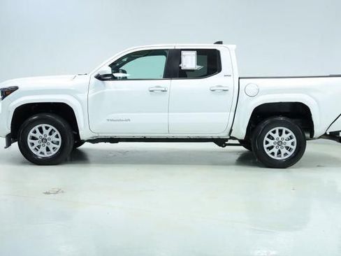 Used 2025 Toyota Tacoma SR5 AWD/4WD image 4
