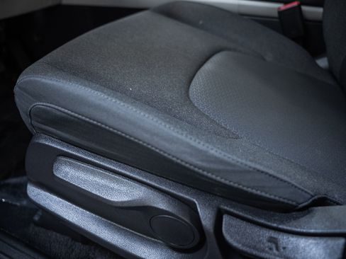 Used 2024 Kia Carnival LX image 36