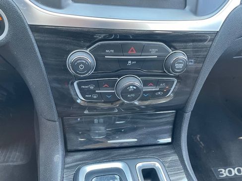 Used 2017 Chrysler 300 Limited RWD image 21