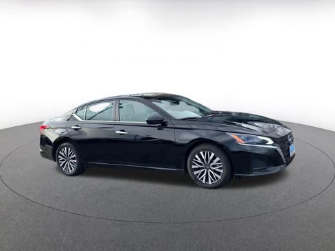 Used 2025 Nissan Altima 2.5 SV image 2