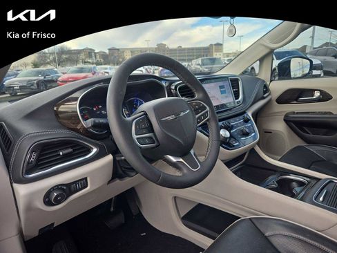 Used 2022 Chrysler Pacifica Limited image 1