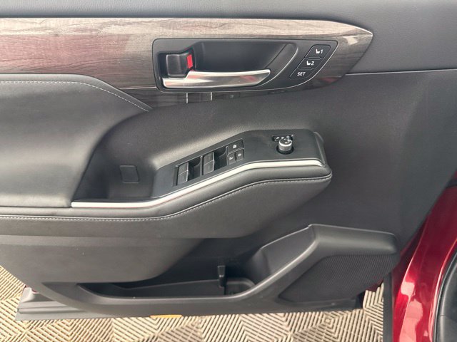 Used 2024 Toyota Highlander Platinum AWD/4WD image 19
