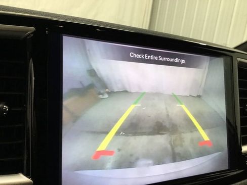 Used 2023 Chrysler Pacifica Touring image 10