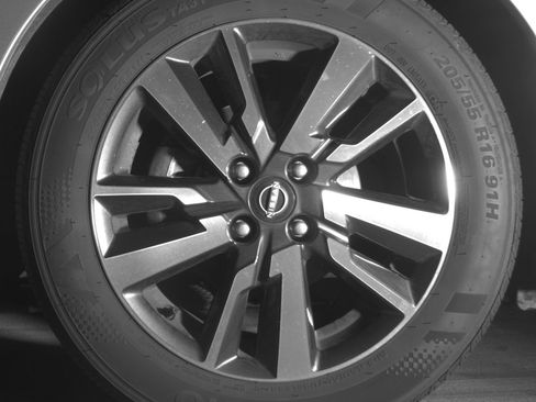 Used 2025 Nissan Versa SV image 12