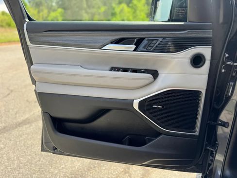 Used 2024 Jeep Wagoneer L Series II w/ Flexible Seating Group image 16