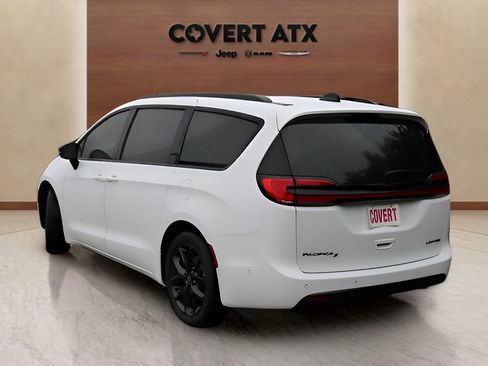 Used 2025 Chrysler Pacifica Limited FWD image 3
