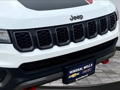 Used 2025 Jeep Compass Trailhawk AWD/4WD image 32