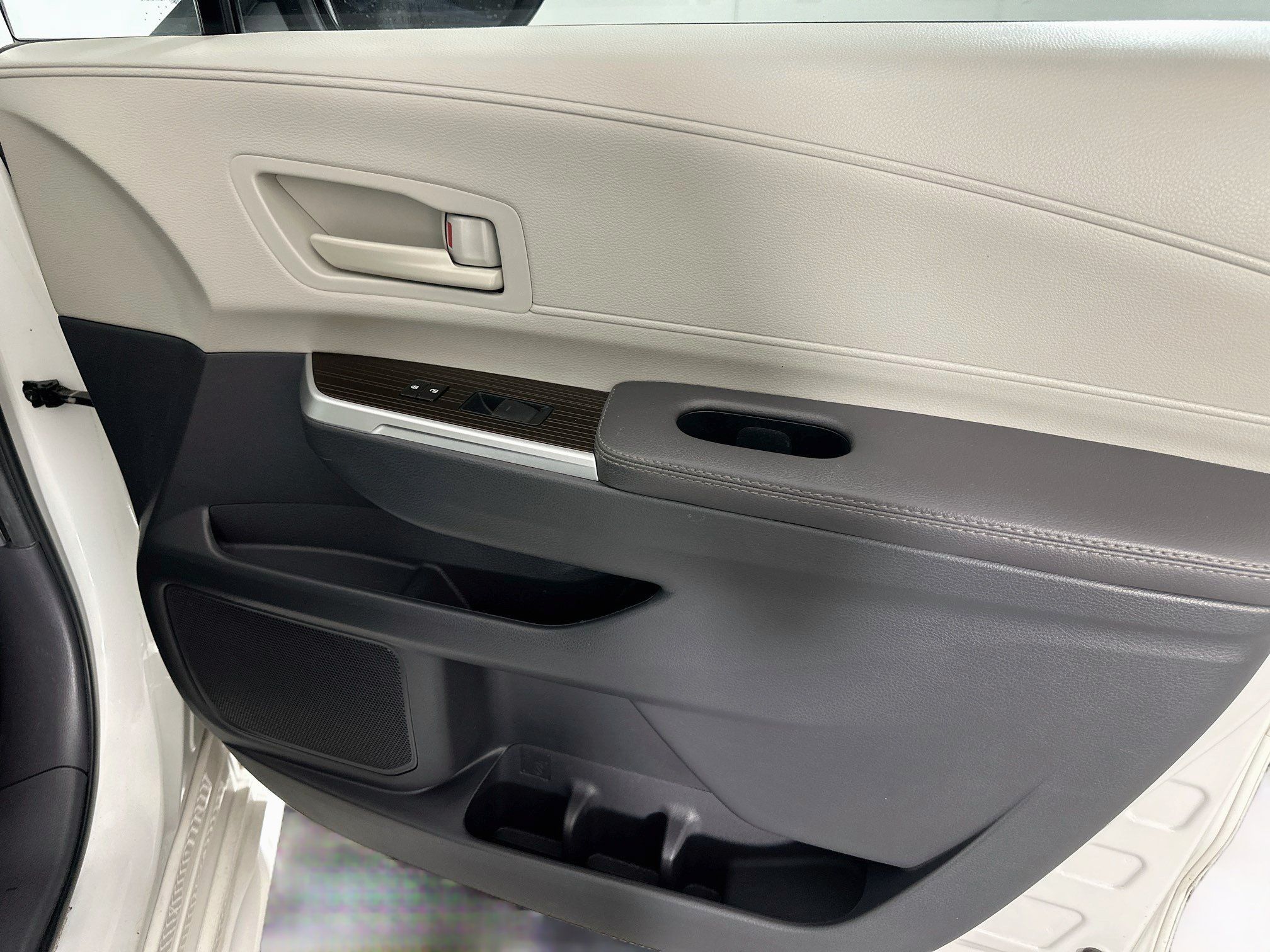 Used 2024 Toyota Sienna LE FWD image 33