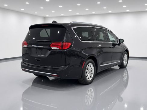 Used 2018 Chrysler Pacifica Touring-L FWD image 6