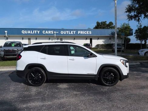 Used 2024 GMC Terrain SLT w/ Tech Package FWD image 3