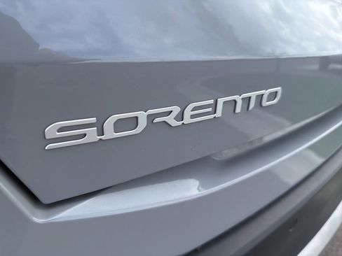 Used 2025 Kia Sorento S image 4