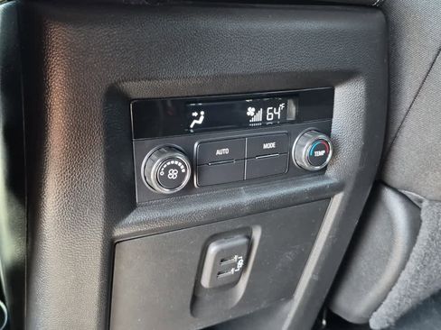Used 2023 Chevrolet Traverse LT FWD image 9