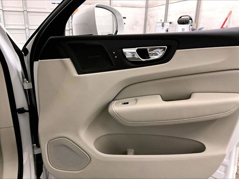 Used 2019 Volvo XC60 T5 Momentum w/ Multimedia Package AWD/4WD image 23