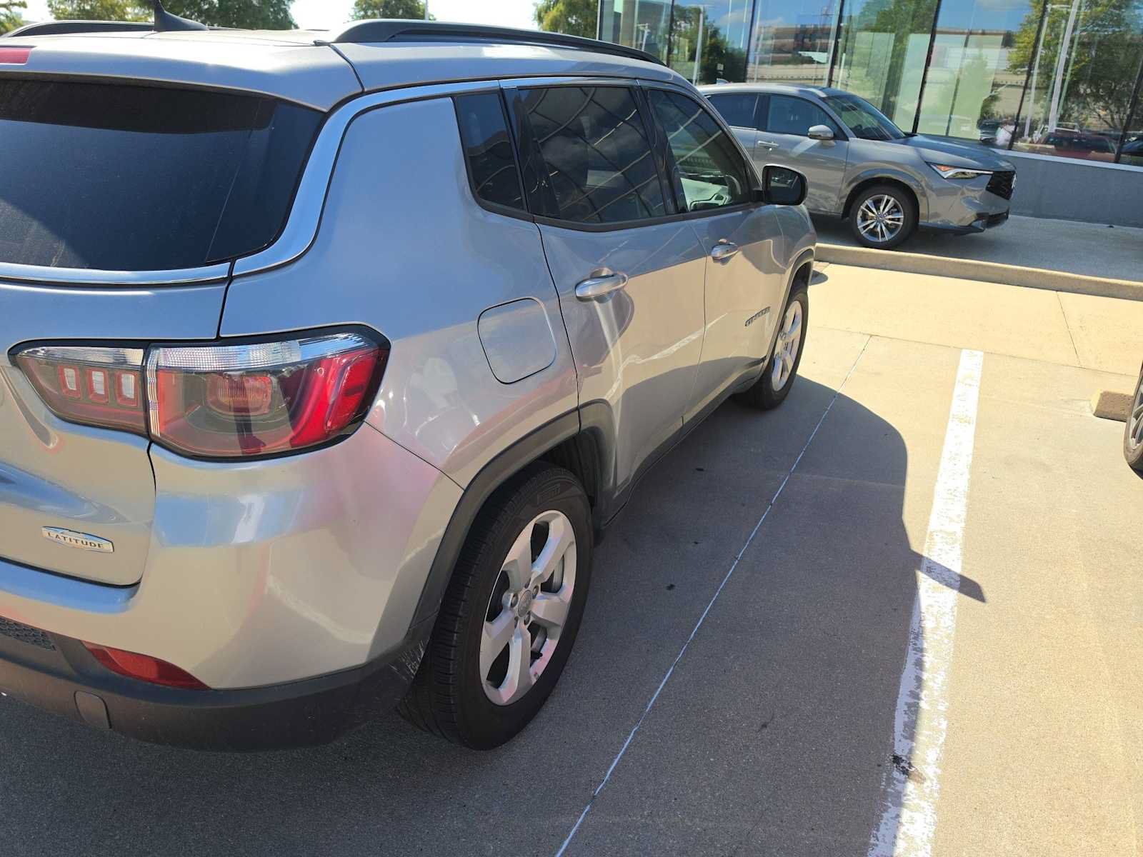 Used 2019 Jeep Compass Latitude w/ Popular Equipment Group FWD image 4