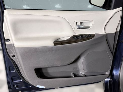 Used 2019 Toyota Sienna XLE FWD image 11