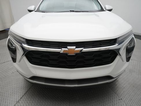 Used 2024 Chevrolet Trax LT w/ Sunroof Package FWD image 21