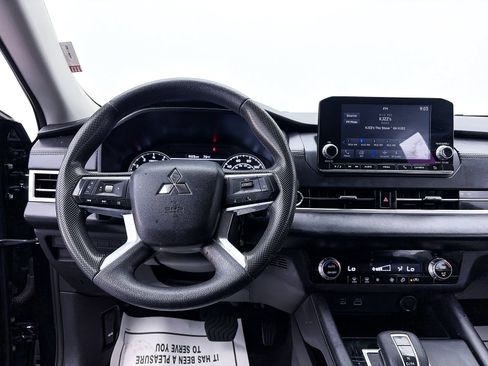 Used 2024 Mitsubishi Outlander ES FWD image 3
