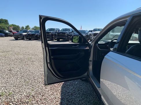 Used 2024 Jeep Grand Cherokee L Limited w/ Black Appearance Package AWD/4WD image 22