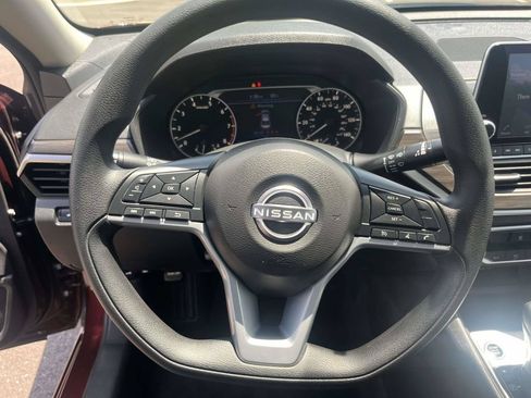 Used 2025 Nissan Altima 2.5 SV FWD image 18