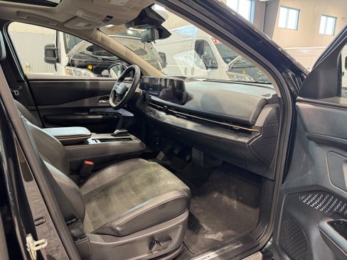 Used 2024 Nissan Ariya AWD image 17