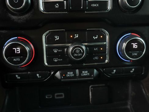 Used 2022 Chevrolet Suburban Z71 w/ Luxury Package image 35