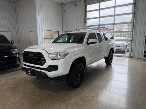 Used 2018 Toyota Tacoma SR AWD/4WD image 2