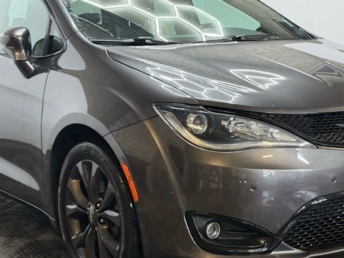 Used 2020 Chrysler Pacifica Limited image 2