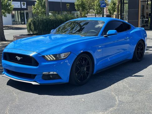 Used 2017 Ford Mustang GT RWD image 3