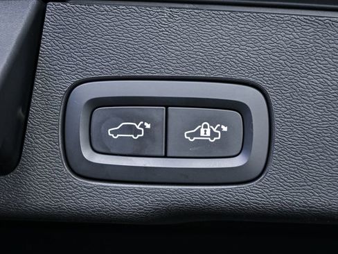 Certified 2023 Volvo XC60 B5 Plus w/ Climate Package image 32