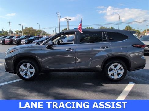 Used 2024 Toyota Highlander LE image 4