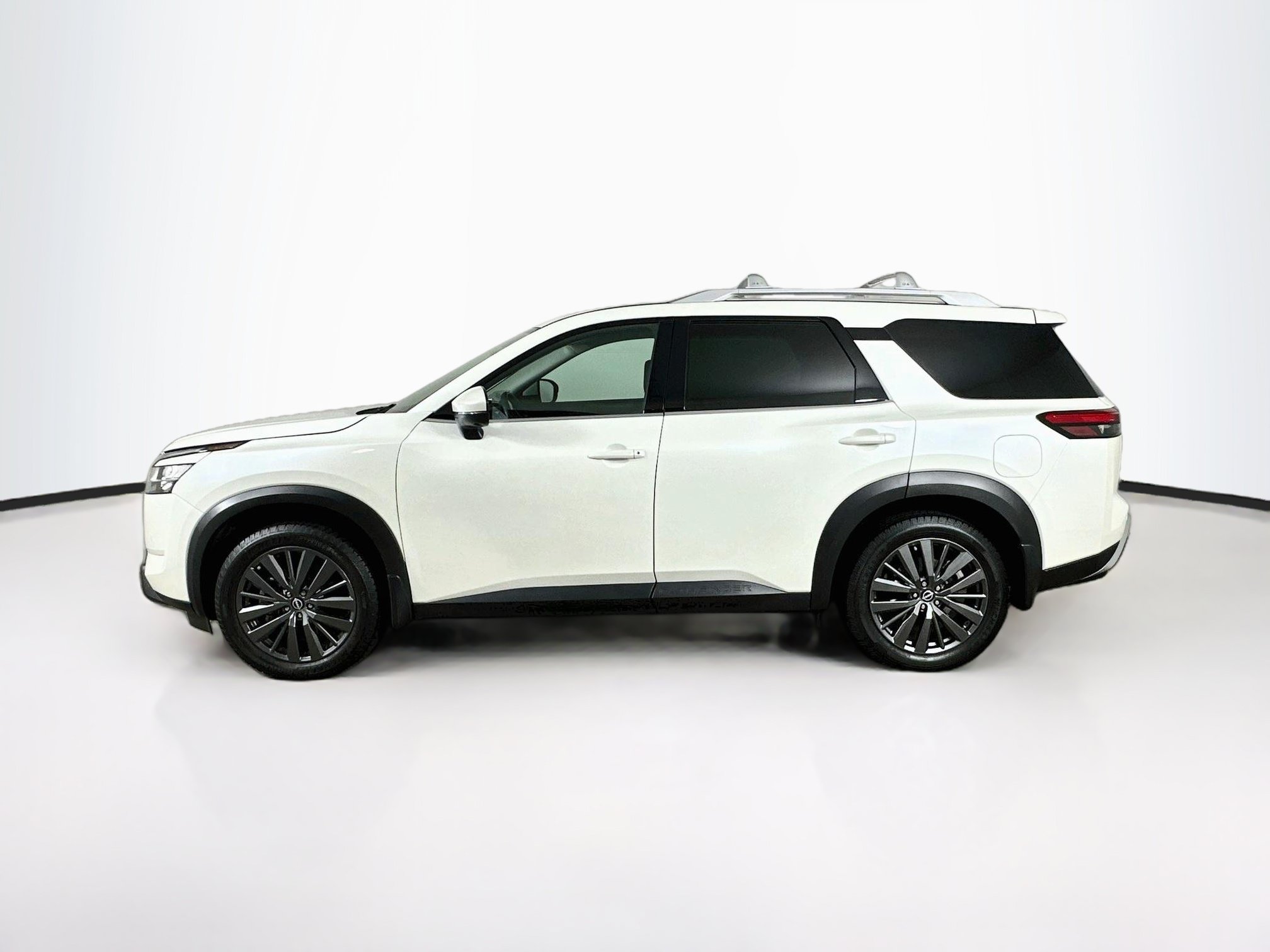 Used 2022 Nissan Pathfinder SL w/ SL Premium Package FWD image 4