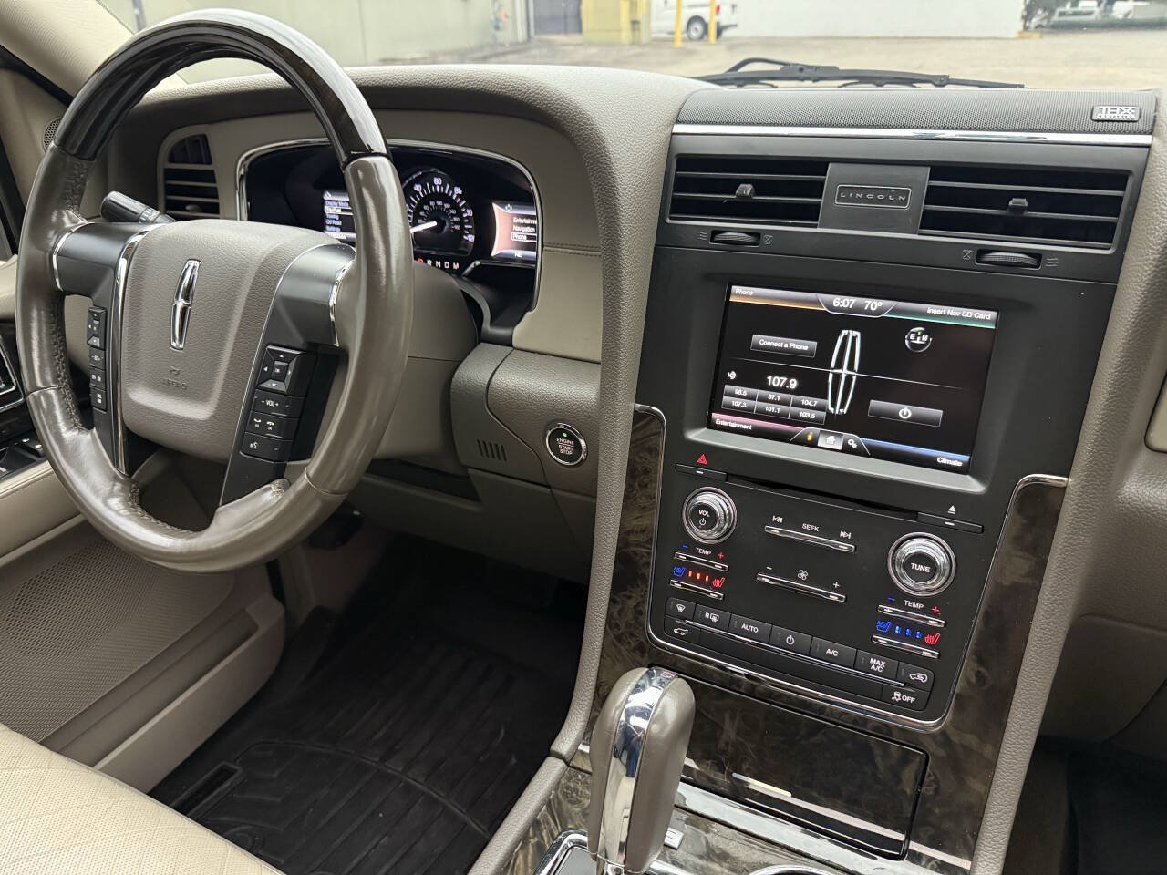 Used 2015 Lincoln Navigator 2WD image 14