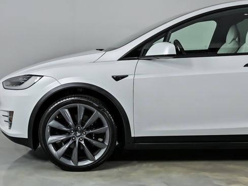 Used 2018 Tesla Model X 75D image 7