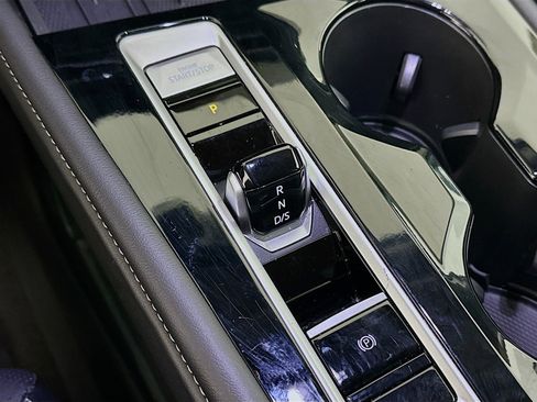 Used 2025 Volkswagen Atlas SE image 24