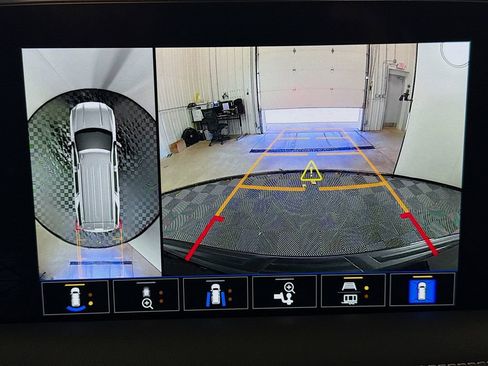 Used 2024 GMC Yukon SLT w/ SLT Luxury Package image 13