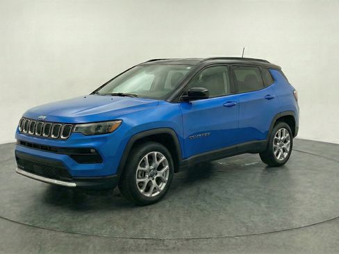 Used 2025 Jeep Compass Limited AWD/4WD image 3