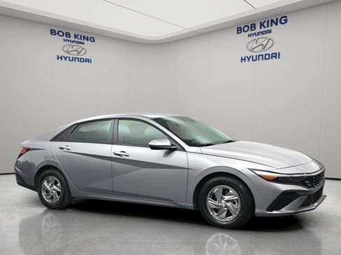 New 2026 Hyundai Elantra SE FWD image 2