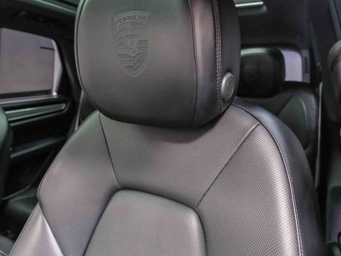 Used 2022 Porsche Cayenne Platinum Edition image 19