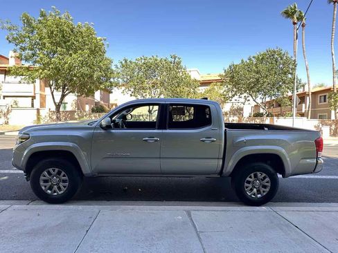 Used 2017 Toyota Tacoma SR5 w/ Tow Package RWD image 5