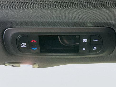 Used 2025 Chrysler Pacifica Limited image 25