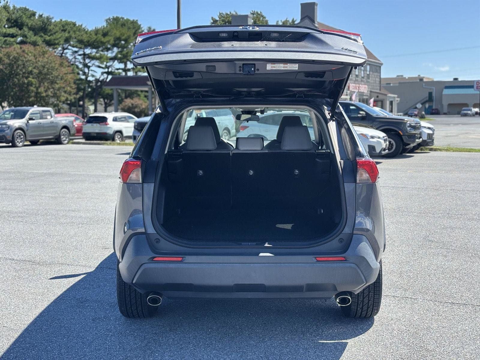 Used 2020 Toyota RAV4 XLE Premium FWD image 14