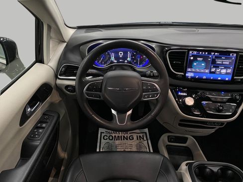 Used 2024 Chrysler Pacifica Touring-L FWD image 14