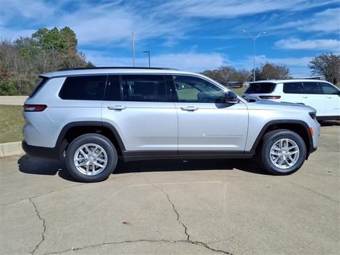 New 2025 Jeep Grand Cherokee L Laredo image 2