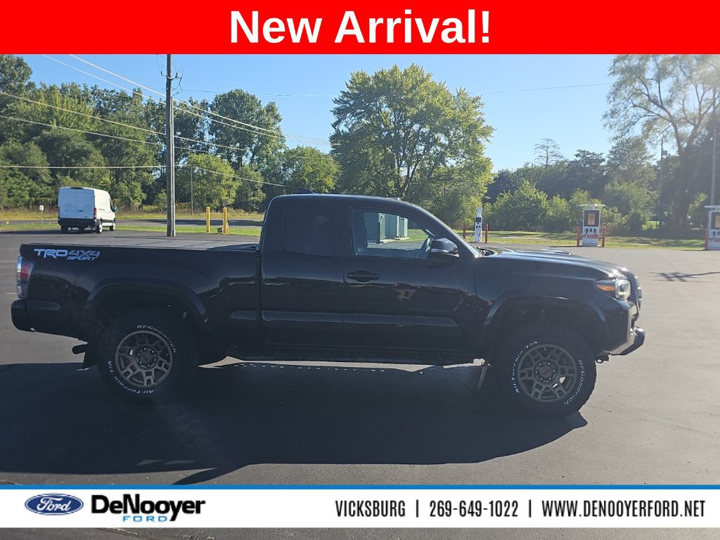 Used 2022 Toyota Tacoma TRD Sport AWD/4WD image 5