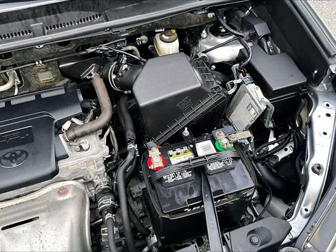 Used 2018 Toyota RAV4 SE image 32